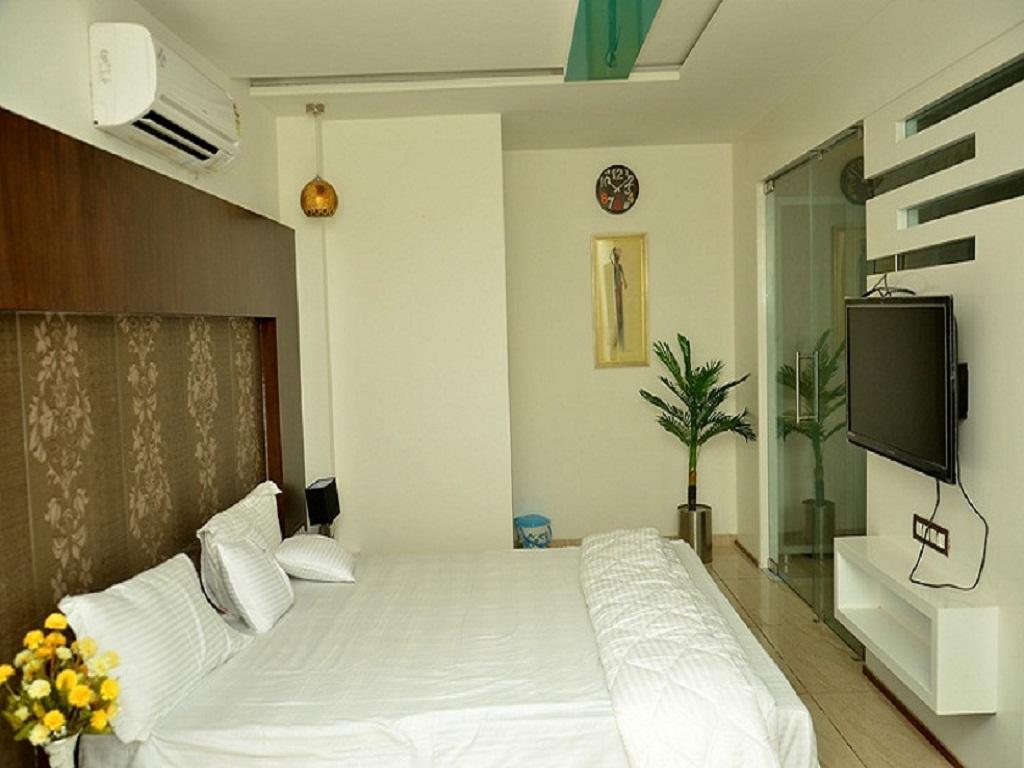 Hotel The Grand Parshwanath Sankeshvar Екстериор снимка