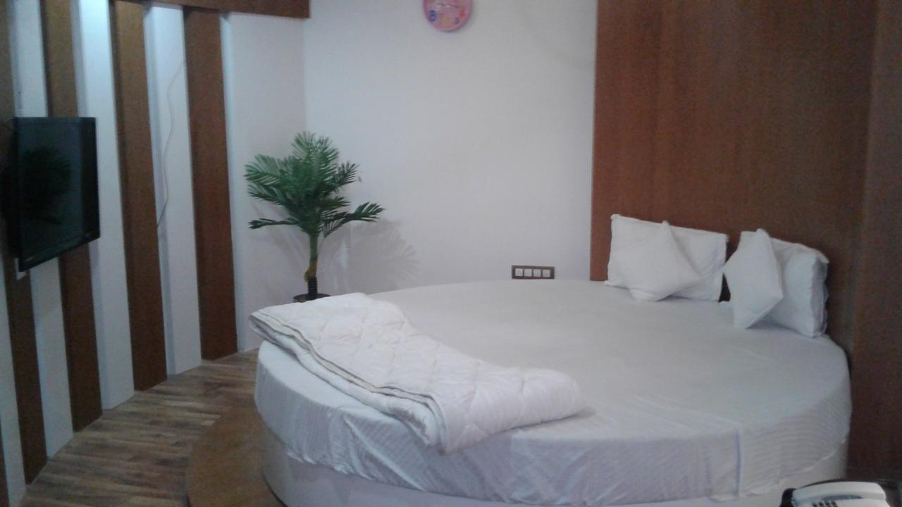 Hotel The Grand Parshwanath Sankeshvar Екстериор снимка